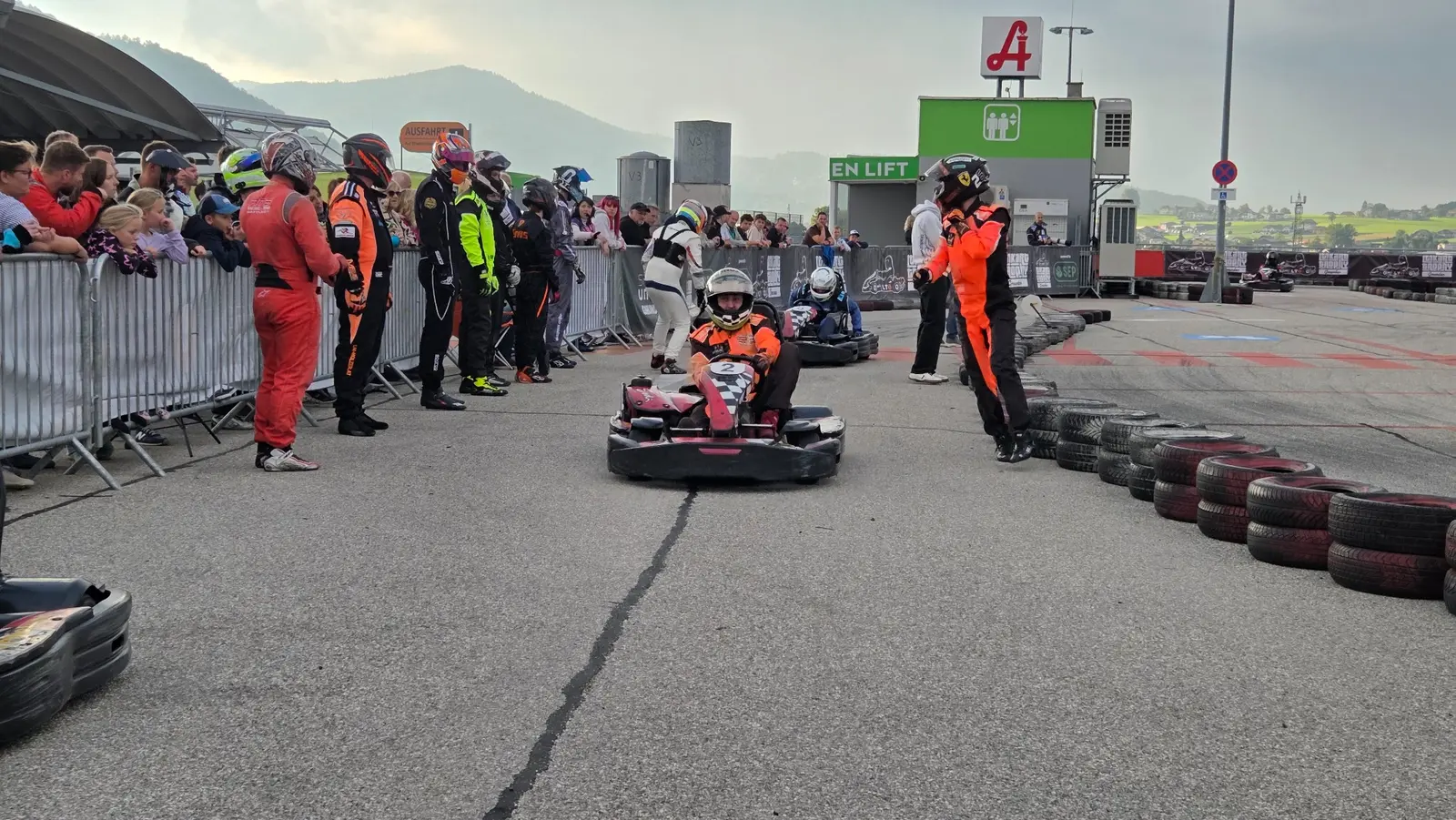 Kart vor Fahrern und Zuschauern