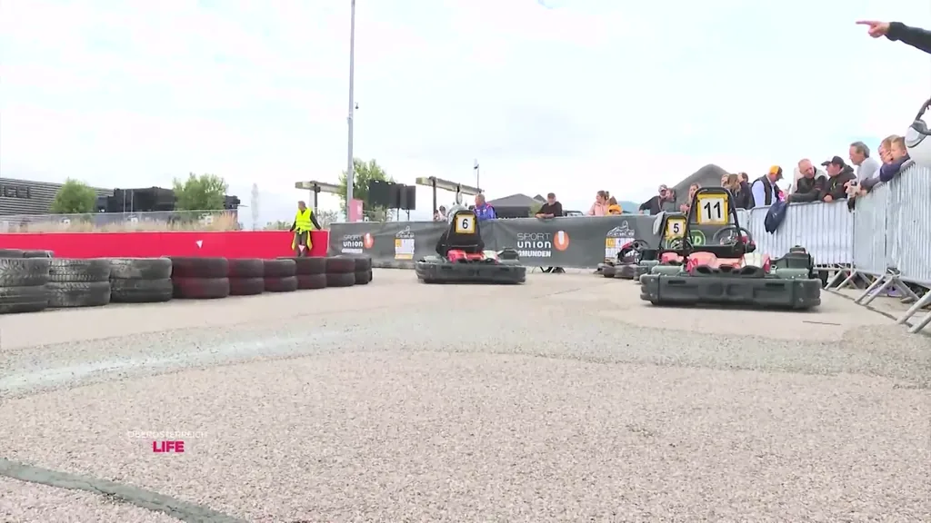 Kart auf der 800 Meter langen Rennstrecke am SEP-Parkdeck in Gmunden, aufgenommen aus der Streckenmitte